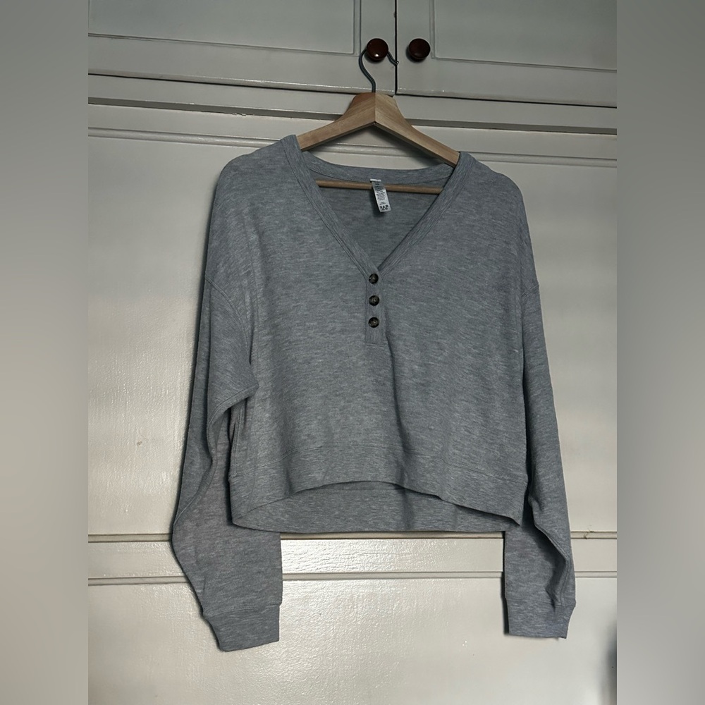 Alo Yoga Alolux SoHo Crop Henley, Color Athletic Heather Grey, Women’s Size XS